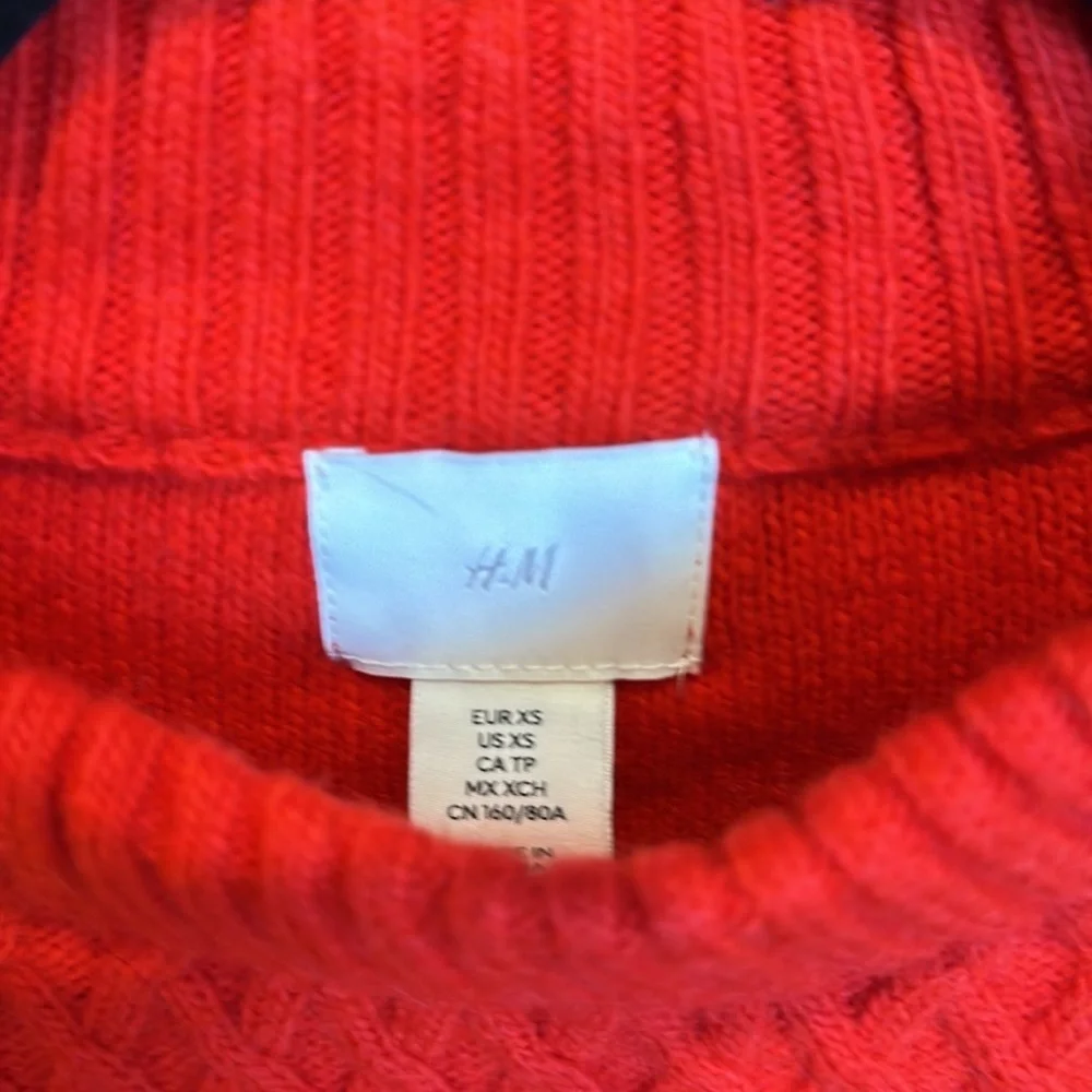 H&M red crew neck long sleeve cropped sweater size XS